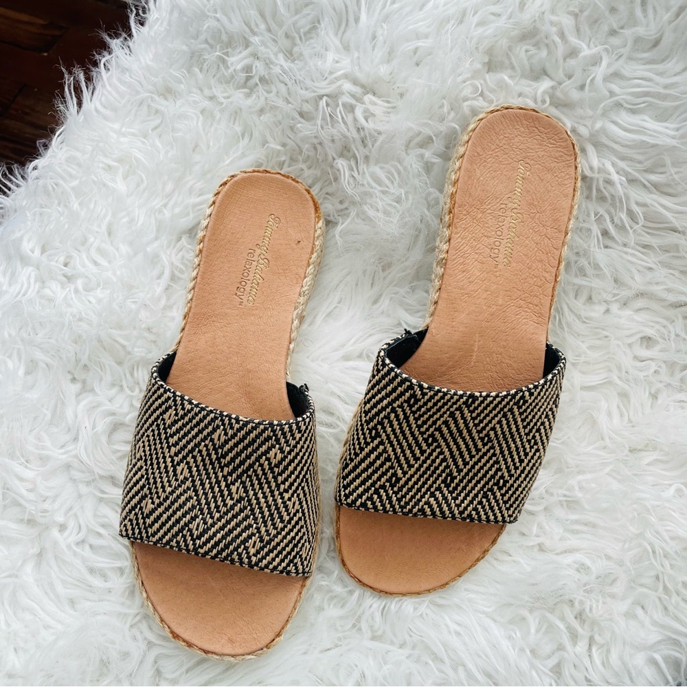 Tommy Bahama Slip On Sandals